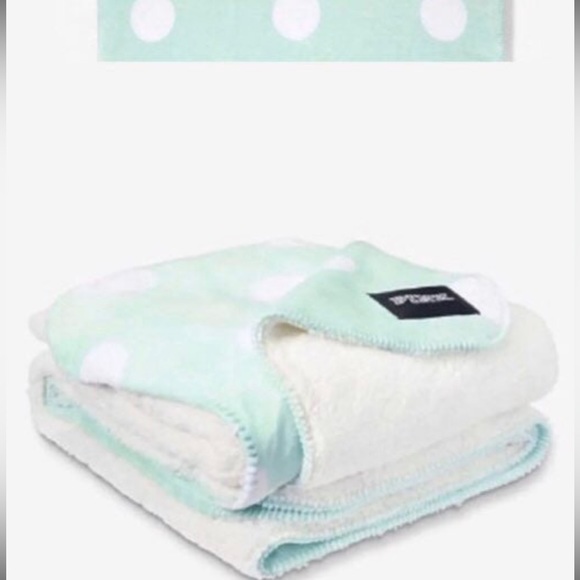 Pink vs Sherpa Polk a dot mint 2018 - Picture 2 of 3